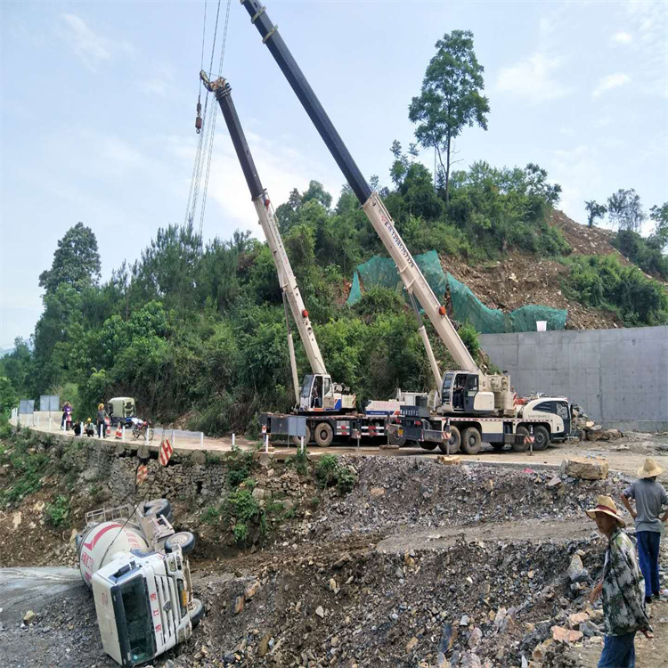 泉州鲤城汽车掉沟里叫吊车救援要多少钱
